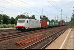 Containerzug mit 185 637-6 der Macquarie European Rail Ltd, vermietet an die ITL Eisenbahngesellschaft mbH (ITL), durchfährt den Bahnhof Schwarzenbek auf der Bahnstrecke Berlin–Hamburg (KBS