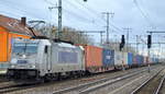METRANS Rail s.r.o., Praha [CZ] mit  386 001-2  [NVR-Nummer: 91 54 7386 001-2 CZ-MT] und Containerzug am 24.02.20 Durchfahrt Bf.