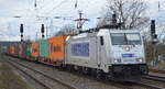 METRANS Rail s.r.o., Praha [CZ] mit  386 015-2  [NVR-Nummer: 91 54 7386 015-2 CZ-MT] und Containerzug am 25.02.20 Durchfahrt Bf.
