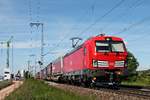 Am Nachmittag des 22.05.2019 fuhr 193 373 mit einem langen und bunten Containerzug nach Italien nördlich von Müllheim (Baden) über die Rheintalbahn in Richtung Überholgleis von