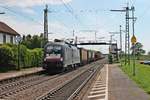 Durchfahrt am Nachmittag des 25.05.2019 von MRCE/XRAIL ES 64 U2-028 (182 528-0) mit dem  MAGETRA -Containerzug aus Italien, den sie bis Aachen West bespannen wird, durch den Haltepunkt von Auggen im Rheintal in Richtung Müllheim (Baden).