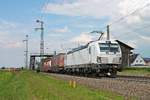 Mit einem Containerzug nach Italien fuhr am Nachmittag des 25.05.2019 die 193 366 über die Rheintalbahn durch den Haltepunkt von Auggen im Markgräflerland in Richtung Schweizer Grenze, wo sie ihren Zug an eine andere Lok von DB Cargo abgeben wird.