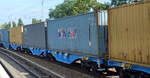 Ein Containerzug (Ganzzug) mit neuen blauen Gelenk-Containertragwagen eingestellt von einer polnischen Investementfirma, der Blackcreek Investments sp. z o. o unter dem Namen EUROWAGON, alle mit niederländischer Registrierung, im Bild der Wagen mit der mit der Nr.: 37 TEN 84 NL-EUWAG 4950 023-0 (GE) Sggrs am 24.08.20 Bf. Berlin Köpenick.