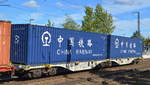 Gelenkwagen für den Container-Transport der DB Cargo (D) mit der Nr. 31 RIV 80 D-DB 4950 241-8 Sggrs 757 (AAE S119) mit zwei Container aus China (Seidenstraße, über Land Verkehr) am 28.09.20 Bf. Saarmund.