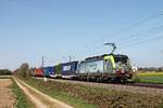 Am Nachmittag des 16.04.2020 fuhr Re 475 403 mit einem Containerzug nach Italien südlich von Buggingen über die Rheintalbahn durchs Markgräflerland in Richtung Schweiz.