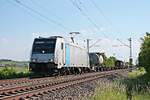 Am späten Nachmittag des 19.05.2020 fuhr Rpool/XRAIL 185 687-0 mit einem Containerzug nach Belgien, welchen sie von Basel SBB RB bis Aachen West bespannte, nördlich von Hügelheim über die KBS 702 durchs Rheintal in Richtung Freiburg (Breisgau).