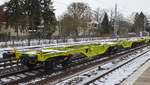 Gelenk-Containertragwagen vom Einsteller GATX Rail Germany GmbH mit Registrierung in der Schweiz mit der Nr. 33 TEN 85 CH-GATXD 4850 216-4 Sggrs in einem Ganzzug am 15.02.21 Berlin-Hirschgarten.  