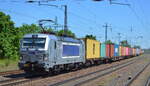 METRANS a.s., Praha [CZ] mit  383 405-8  [NVR-Nummer: 91 54 7383 405-8 CZ-MT] und Containerzug am 31.05.21 Durchfahrt Bf. Saarmund.
