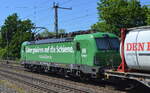 DB Cargo AG [D] mit  193 560  [NVR-Nummer: 91 80 6193 560-0 D-DB] mit der grünen Werbefolie  Güter gehören auf die Schiene  und Containerzug am 31.05.21 Durchfahrt Bf. Saarmund.