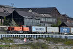 Die Diesellokomotive 275 867-0 zog Ende April 2021 einen Containerzug durch Duisburg-Wanheimerort.