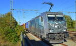 METRANS Rail s.r.o., Praha [CZ] mit  386 020-2  [NVR-Nummer: 91 54 7386 020-2 CZ-MT] und Containerzug am 28.10.21 Durchfahrt Bf. Golm (Potsdam).