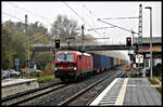 Stark verschmutzt kommt hier die DB 193394 am 4.11.2021 um 11.40 Uhr mit einem Container Zug in Richtung Münster fahrend durch den inzwischen nicht mehr besetzten Bahnhof Natrup Hagen. 