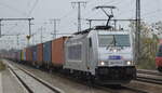 METRANS Rail s.r.o., Praha [CZ]  mit  386 035-0  [NVR-Nummer: 91 54 7386 035-0 CZ-MT] und Containerzug am 25.11.21 Durchfahrt Bf.