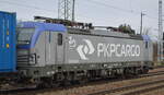 PKP CARGO S.A., Warszawa [PL] mit  EU46-502  [NVR-Nummer: 91 51 5370 014-0 PL-PKPC] und Containerzug abgestellt im Bf.