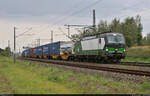 Die mehrmonatige Sperrung der Herrenkrug-Eisenbahnbrücke in Magdeburg zog einige Umleiter des Ost-West-Verkehrs im Raum Halle (Saale) nach sich. Hier fährt 193 734-1 (Siemens Vectron) mit niederländischen Containern der Schavemaker Logistics & Transport bei Halle-Kanena Richtung Leipzig und weiter gen Polen.

🧰 ELL Austria GmbH (European Locomotive Leasing), vermietet an Rail Force One B.V.
🚩 Bahnstrecke Magdeburg–Leipzig (KBS 340)
🕓 29.9.2021 | 12:25 Uhr