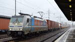 RTB CARGO GmbH, Düren [D] mit  186 430-5  [NVR-Nummer: 91 80 6186 430-5 D-Rpool] und Containerzug am 27.01.22 bei der Durchfahrt Bf. Flughafen BER - Terminal 5.