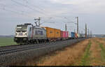Containerzug mit 187 509-5 unterwegs in Gnadau Richtung Köthen.

🧰 Akiem S.A.S., vermietet an die METRANS Rail (Deutschland) GmbH (METRANS, a.s.)
🚩 Bahnstrecke Magdeburg–Leipzig (KBS 340)
🕓 13.12.2021 | 10:29 Uhr