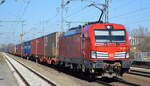 DB Cargo AG [D] mit  193 372  [NVR-Nummer: 91 80 6193 372-0 D-DB] und Containerzug am 01.03.22 Durchfahrt Bf. Golm (Potsdam).