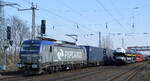 PKP CARGO S.A., Warszawa [PL] mit  EU46-515  [NVR-Nummer: 91 51 5370 027-2 PL-PKPC] und Containerzug am 10.03.22 Durchfahrt Bf.
