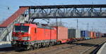 DB Cargo AG [D] mit  193 379  [NVR-Nummer: 91 80 6193 379-5 D-DB] und Containerzug am 10.03.22 Durchfahrt Bf. Saarmund.