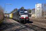 Mit einem Containerzug Richtung Ingolstadt durchfährt Vectron 193 867 der MRCE den Bahnhof Pappenheim im Altmühltal.