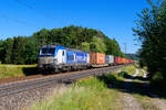 193 881 Boxxpress mit einem Containerzug bei Postbauer-Heng Richtung Nürnberg, 31.07.2020