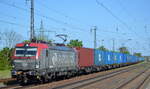 PKP CARGO S.A., Warszawa [PL] mit  EU46-519  [NVR-Nummer: 91 51 5370 032-2 PL-PKPC] und Containerzug am 09.05.22 Durchfahrt Bf.