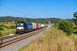 193 608 MRCE/Boxxpress mit einem Containerzug bei Oberdachstetten Richtung Würzburg, 06.08.2020