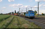 Während einer Sonnenpause lässt sich in Niemberg die 140 810-3 (140 041-5) mit Containern Richtung Halle (Saale) blicken.

🧰 Eisenbahn-Bau- und Betriebsgesellschaft Pressnitztalbahn mbH (PRESS)
🕓 2.6.2022 | 17:10 Uhr