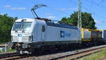 ČD Cargo, a.s., Prag [CZ] mit der Alpha Trains Vectron   193 586  [NVR-Nummer: 91 80 6193 586-5 D-ATLU] und Containerzug am 28.06.22 Vorbeifahrt Bahnhof Magdeburg-Neustadt.