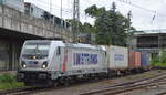 METRANS Rail (Deutschland) GmbH, Leipzig [D] mit der Akiem Lok  187 513-7 [NVR-Nummer: 91 80 6187 513-7 D-AKIEM] und Containerzug beim Verlassen des Hamburger Hafen am 22.07.22 Durchfahrt Bhf. Hamburg-Harburg