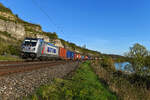 Am 18. April 2022 war der Containerzug DGS 88900 von München Riem Ubf nach Dradenau sehr gut ausgelastet. Gezogen wurde er von der bei Akiem angemieteten 187 513 der Metrans. Bei Himmelstadt bildete der Zug den Abschluss meines geruhsamen Ausflugs ins Maintal. 