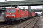 DeltaRail GmbH, Frankfurt (Oder) mit der gemieteten  143 009  Name:  Isabel  (NVR:  91 80 6143 009-9 D-DB ) und einem Containerzug am 10.02.23 Durchfahrt Bahnhof Berlin-Hohenschönhausen.