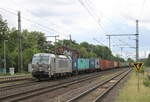 METRANS 383 410-8 mit einem Containerwagenzug Richtung Braunschweig, am 04.08.2023 in Niederndodeleben.