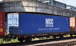 Zweiachsiger Containertragwagen der DB Cargo AG (D) mit der Nr. 25 RIV 80 D-BTSK 4427 -6 Lgs 580 in einem Containerzug, 11.09.23 Höhe Bahnhof Hamburg-Harburg.