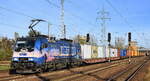 METRANS Rail s.r.o., Praha-Uhříněves [CZ] mit der  186 534-4  [NVR-Nummer: 91 80 6186 534-4 D-Rpool] und einem Containerzug am 22.11.23 Höhe Bahnhof Flughafen BER Terminal 5.