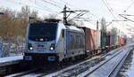 METRANS Rail (Deutschland) GmbH, Leipzig [D] mit der Railpool Lok  187 306-6  [NVR-Nummer: 91 80 6187 306-6 D-Rpool] und einem Containerzug am 30.11.23 Durchfahrt Bahnhof Berlin-Hohenschönhausen.