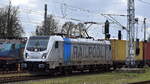 Railpool Lok  187 347-0  [NVR-Nummer: 91 80 6187 347-0 D-Rpool], aktueller Mieter? mit einem Containerzug fährt am 21.02.24 am Bahnhof Stendal Hbf.