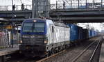 PKP CARGO S.A., Warszawa [PL] mit ihrer  EU46-501  [NVR-Nummer: 91 51 5370 013-2 PL-PKPC] und einem Containerzug am 26.02.24 Durchfahrt Bahnhof Berlin Hohenschönhausen.