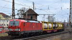 DB Cargo AG, Mainz mit ihrer  193 377  (NVR:  91 80 6193 377-9 D-DB) und einem Containerzug fährt am 05.03.24 am Bahnhof Frankfurt/Oder vorbei.