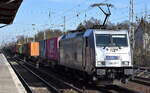 METRANS Rail s.r.o., Praha [CZ]  mit ihrer  386 011-1  [NVR-Nummer: 91 54 7386 011-1 CZ-MT] und einem Containerzug am 18.03.24 Höhe Bahnhof Berlin-Hirschgarten.