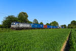 Gleich drei Lokbezeichnungen weist die 193 510 der PKP Cargo auf. Neben der eben genannten läuft der Vectron auch unter EU46-510 und 5370 022. Am 14. Mai 2024 konnte ich besagte Maschine vor einem Containerzug aus Małaszewicze in Polen bei Bremen Mahndorf aufnehmen. Das Ladegut kam über die neue Seidenstraße aus der Volksrepublik China. Im Hintergrund verschwindet ein 648 der NordWestBahn als RB 37 gen Uelzen.