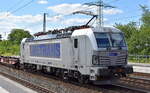 METRANS a.s., Praha [CZ] mit der recht neuen  383 438-9  [NVR-Nummer: 91 54 7383 438-9 CZ-MTR] und Containerzug am 24.06.24 Höhe Bahnhof Saarmund.