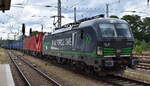 Rail Force One B.V., Rotterdam [NL] mit der ELL Vectron  193 946  [NVR-Nummer: 91 80 6193 946-1 D-ELOC] und einem Containerzug am 03.07.24 Höhe Bahnhof Ruhland.