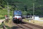 Die Vectron X4E-662 erreicht hier am 27.6.2024 um 14.52 Uhr Oberwesel in Richtung Bingen.