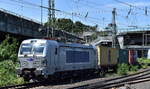 METRANS a.s., Praha [CZ] mit ihrer  383 437-1  [NVR-Nummer: 91 54 7383 437-1 CZ-MT] und einem Containerzug verlässt den Hamburger Hafen am 09.07.24 Höhe Bahnhof Hamburg Harburg.
