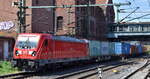 DB Cargo AG, Mainz mit ihrer  187 110  [NVR-Nummer: 91 80 6187 110-2 D-DB] und einem Containerzug am 09.07.24 Höhe Bahnhof Hamburg Harburg.