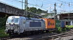METRANS a.s., Praha [CZ] mit ihrer  383 403-3  [NVR-Nummer: 91 54 7383 403-3 CZ-MT] verlässt mit einem Containerzug den Hamburger Hafen am 15.07.24 Höhe Bahnhof Hamburg Harburg.