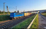 Containerzug mit 140 833-5 (140 050-3) unterwegs am Birkhahnweg in Halle (Saale) Richtung Köthen.
