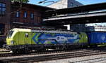 Wiener Localbahnen Cargo GmbH, Wien [A] mit der angemieteten ATLU Vectron  193 587   [NVR-Nummer: 91 80 6193 587-3 D-ATLU] verlässt mit einem Containerzug den Hamburger Hafen am 30.07.24 Höhe Bahnhof Hamburg Harburg.